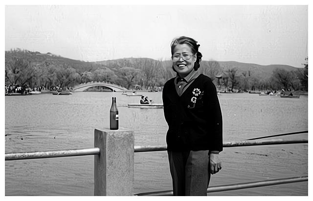 她是一个比单田芳大八岁的女人,名叫王全桂.