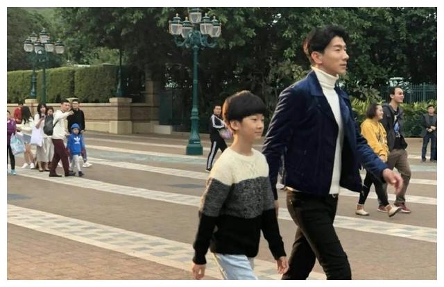 张亮5岁女儿罕见被拍，继承爸爸长腿基因，与哥哥同框超可爱休闲区蓝鸢梦想 - Www.slyday.coM