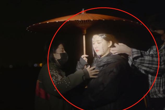 都说照片要精修才美，赵露思跨年造型出花絮，原镜头颜值不香吗？休闲区蓝鸢梦想 - Www.slyday.coM