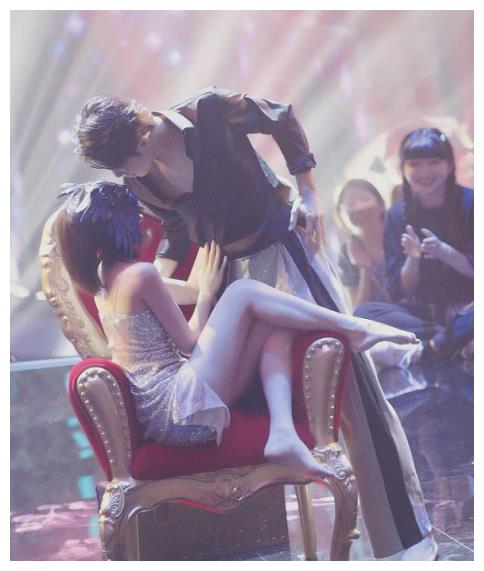 毛晓彤光着脚丫跳舞当她踩到男舞伴腿上不说了学跳舞去