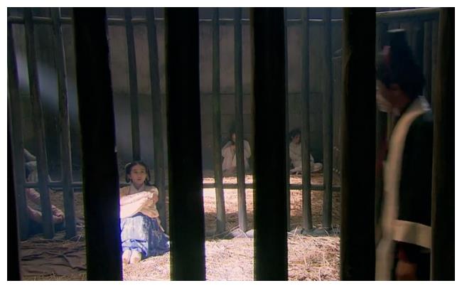 图片:地方监狱关押犯人剧照在《水浒传》中就提到了林冲在犯案之后