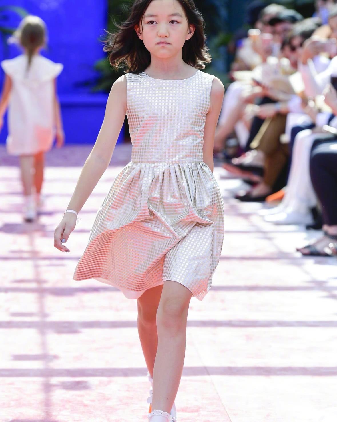 14岁李嫣脸部恢复正常穿衣越来越有品味身高都快赶上爸爸了