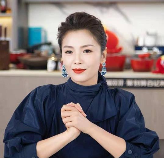 42岁刘涛像吃防腐剂!穿西装大方秀出蚂蚁腰,端庄不输央视主持人