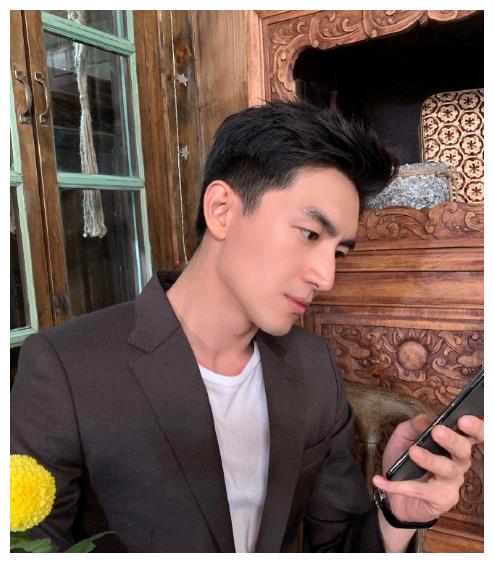 林更新晒近照自拍,被粉丝夸赞变好看了,女包和奶茶成关注焦点!