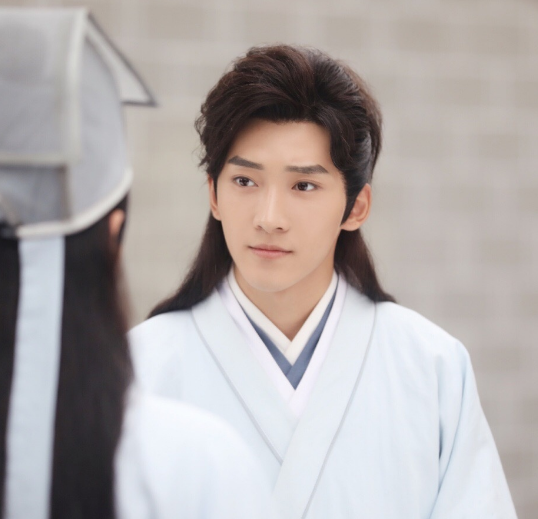 路宏还参演了19年大火,由谭松韵和任嘉伦主演的古装剧《锦衣之下》