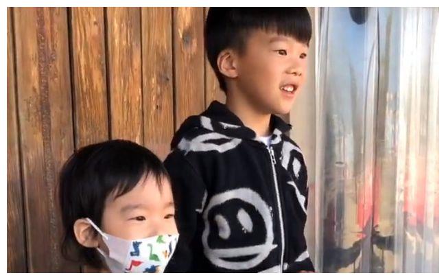 谢楠带儿子探班吴京兄弟俩看爸爸骑马变小迷弟两人穿着兄弟装
