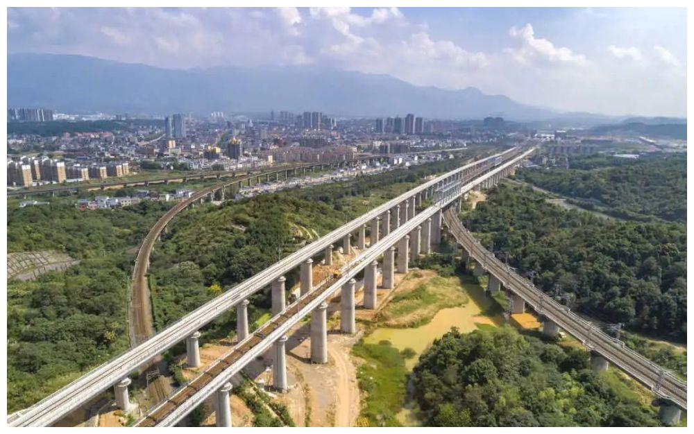 九高铁于2017年9月开工建设,         王嘉 摄    这条铁路建成通车后