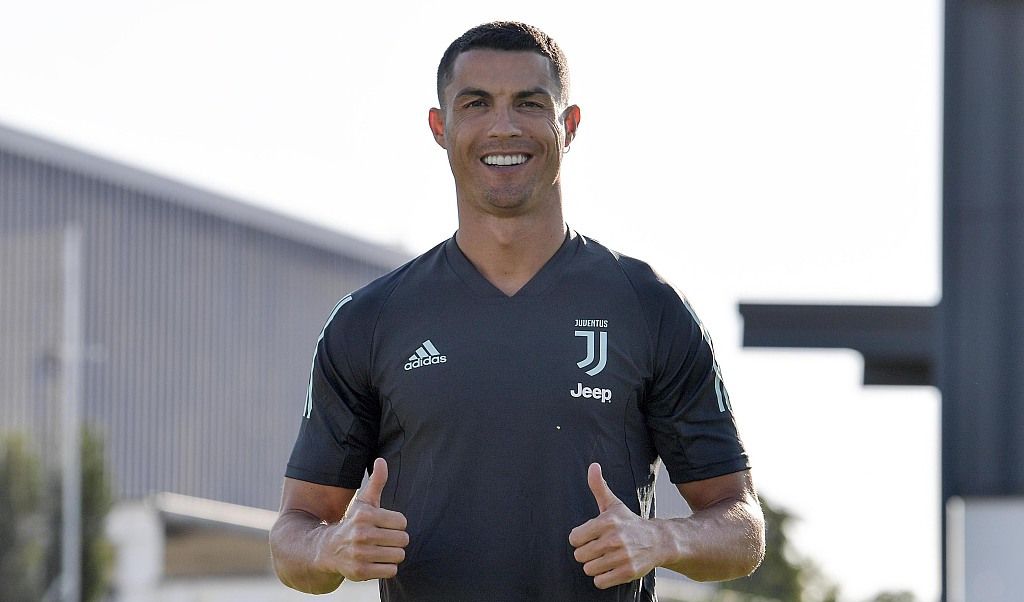 尤文图斯备战欧冠:c罗大平头抢镜 队友全程欢声笑语