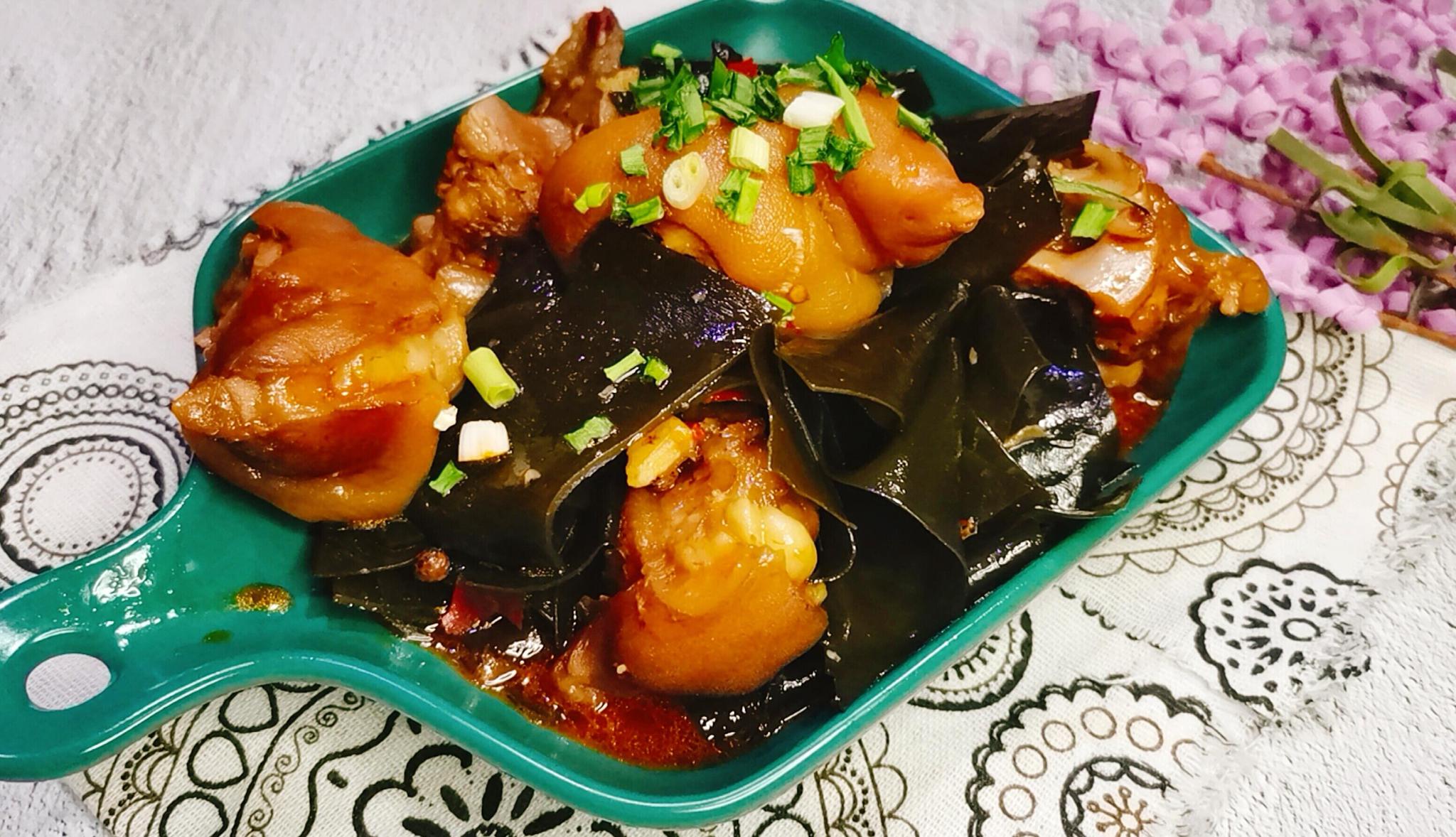 香浓入味的海带红烧猪蹄,很软很软糯,啃骨头超过瘾