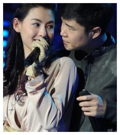 张柏芝衣服扣开了小沈阳用手帮忙遮挡注意力在最后一张