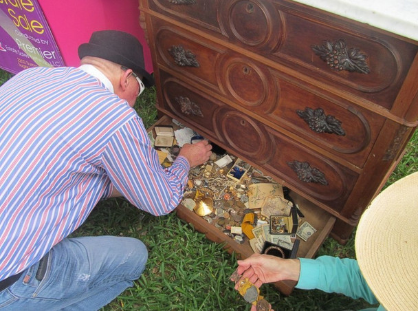 男子买回一个普通的老柜子，谁知道竟在里面有了不可思议的发现休闲区蓝鸢梦想 - Www.slyday.coM