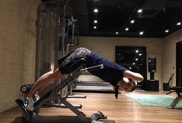 带你看看郑伊健住的豪宅，第一次见卧室这么装，看起来很过时休闲区蓝鸢梦想 - Www.slyday.coM