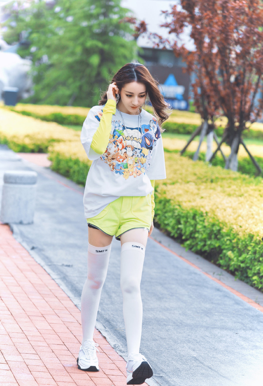 迪丽热巴私服亮眼荧光t配短裤清新明媚穿长筒袜显少女