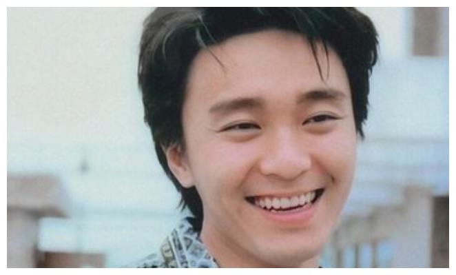 57岁周星驰一生中最珍贵的合照,现在他的笑容就已经消失了