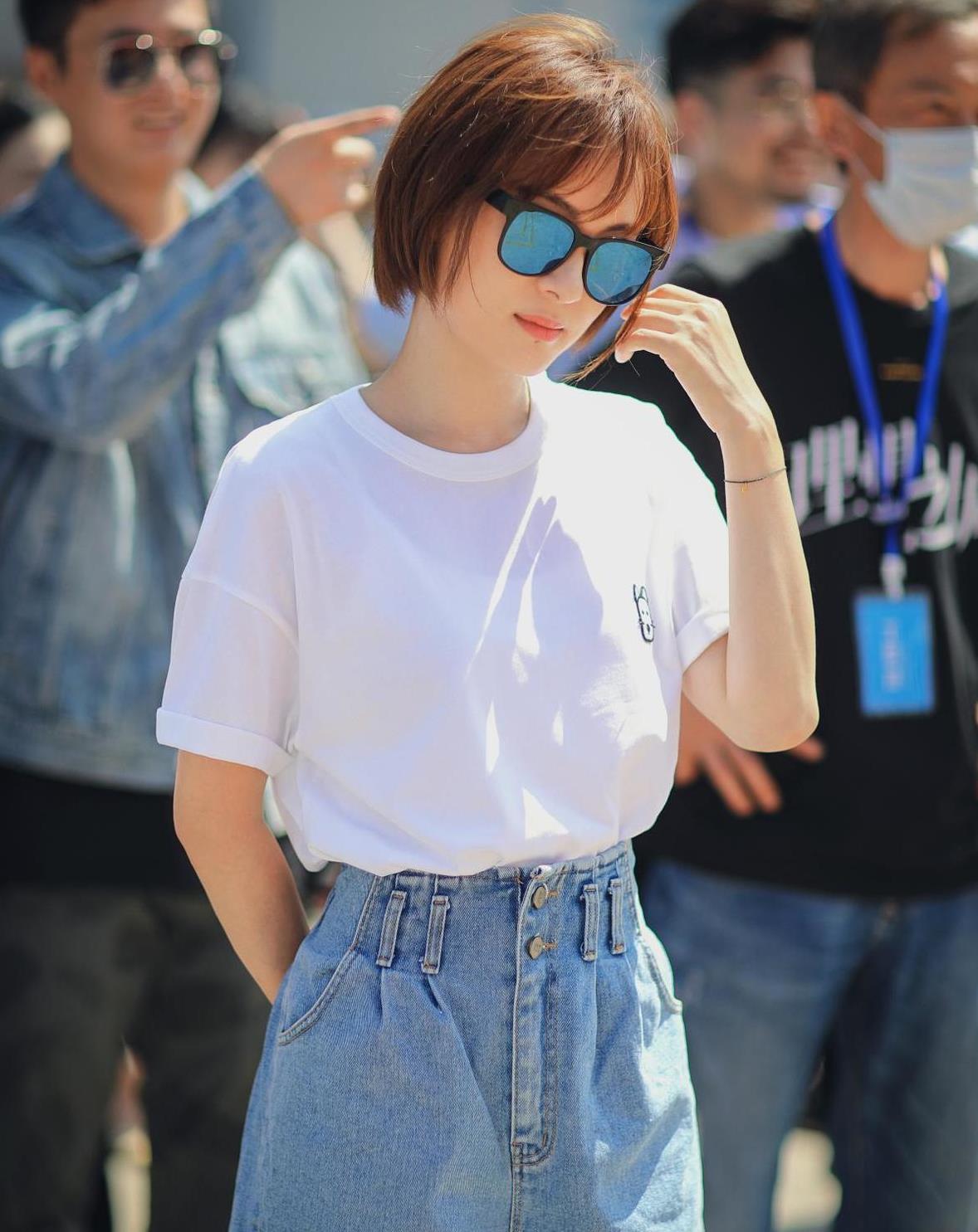 怪不得孙俪一直留短发穿白t恤配牛仔裤短裤随意搭配都很减龄