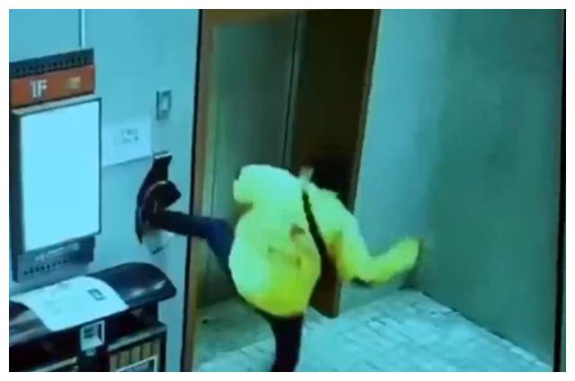 是个狠人!湖北一外卖小哥用脚“按”电梯,一脚下去把墙踹出大洞休闲区蓝鸢梦想 - Www.slyday.coM 是个狠人!湖北一外卖小哥用脚“按”电梯,一脚下去把墙踹出大洞休闲区蓝鸢梦想 - Www.slyday.coM