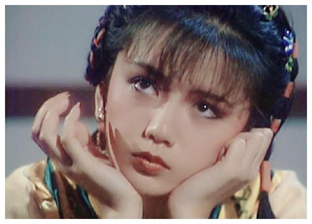 曾华倩上传与周润发合影55岁保养不错脸型偏长养大优秀儿子