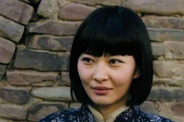 老版《亮剑》中的妇救会会长,秀琴,这个版本中她是典型的农村妇女形象