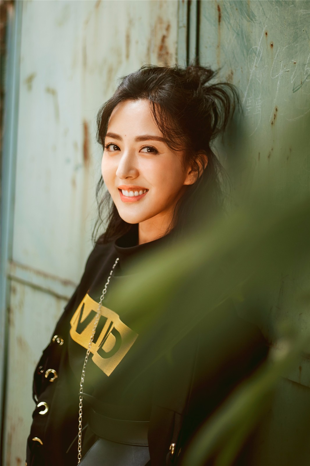 本是杨幂的女助理因颜值太高被导演看中和胡歌搭档后一炮爆红