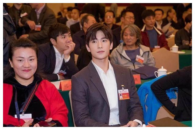 明星素颜参加人大会议关掉滤镜后是什么样子呢