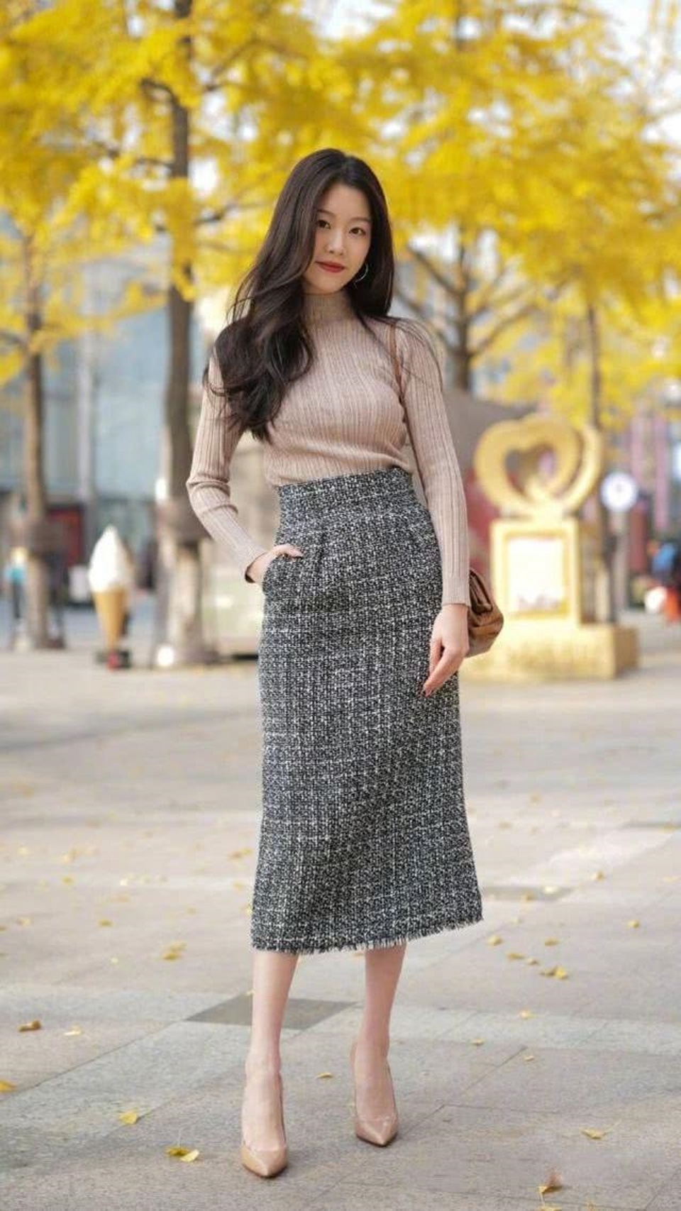 秋日街拍,灰色的高腰裙搭配针织衫,十分动人