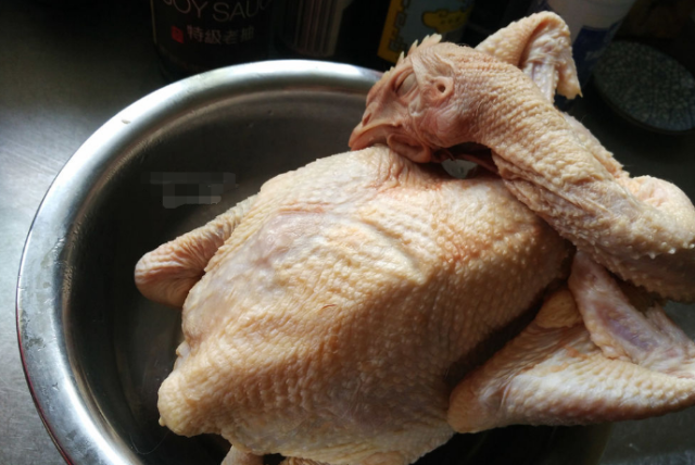 做白切鸡，不能直接下锅，大厨教你正确做法，保证鲜嫩多汁沒腥味休闲区蓝鸢梦想 - Www.slyday.coM