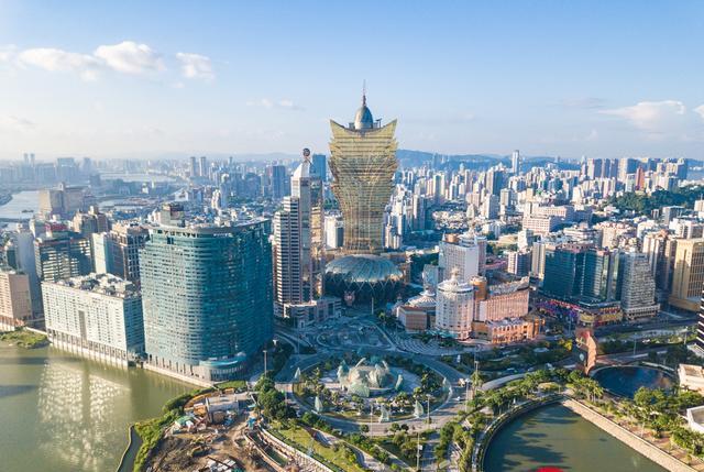 这也是澳门的最高点,338米的高度,无论在楼下还是楼上都会让你震撼,在