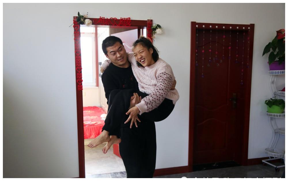 他的新郎官是山西吕梁孝义人,28岁,人高马大,身体健康,个子有一米八还