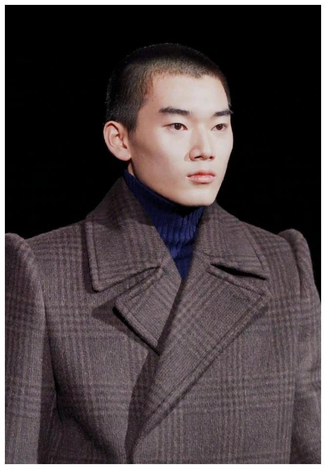 林依轮17岁儿子秀恩爱金发女友坐腿上超甜蜜男帅女美很登对