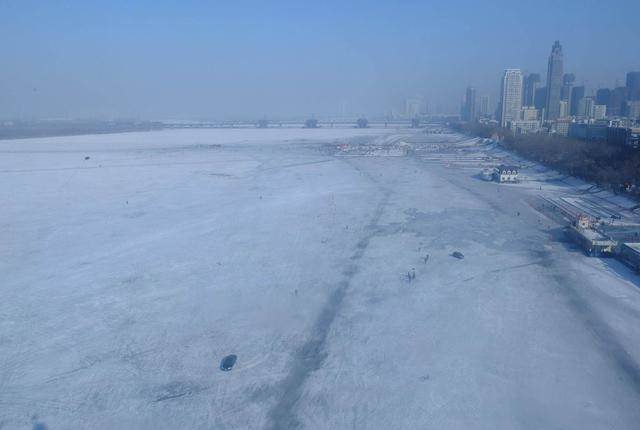 耿直的黑龙江 为防止游客掉入松花江 铺上了一层大网 松花江 滑冰 游客 新浪新闻