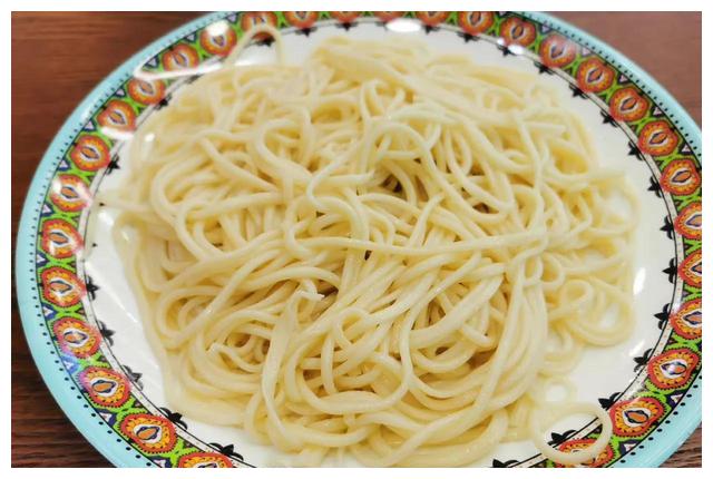 新疆美食拉条子拌面好吃