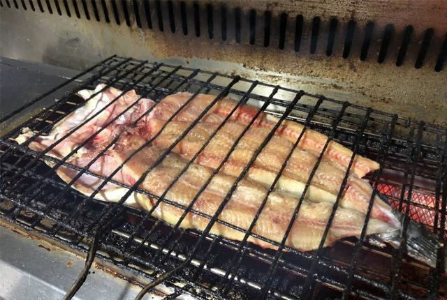 烧烤摊20元一条的烤鱼,是用什么鱼做的?这样的鱼真的能吃吗?