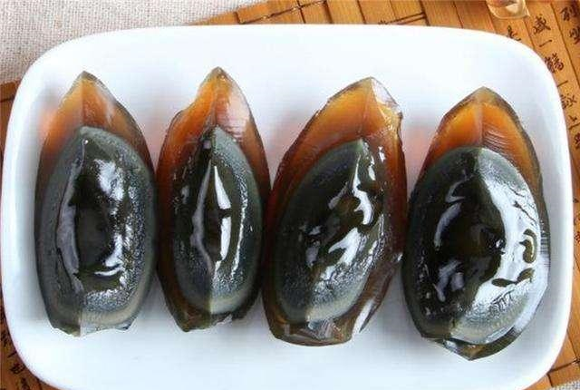 为什么皮蛋有黑色也有黄色呢这两种皮蛋的区别到底在哪里呢