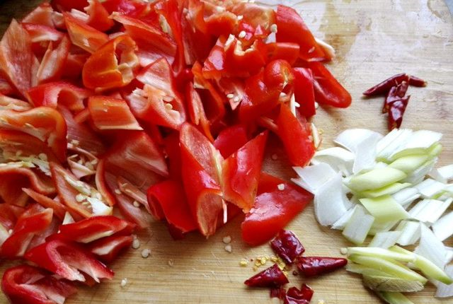 一道让你多吃两碗米饭的菜——鲜香的辣子鸡休闲区蓝鸢梦想 - Www.slyday.coM 一道让你多吃两碗米饭的菜——鲜香的辣子鸡休闲区蓝鸢梦想 - Www.slyday.coM