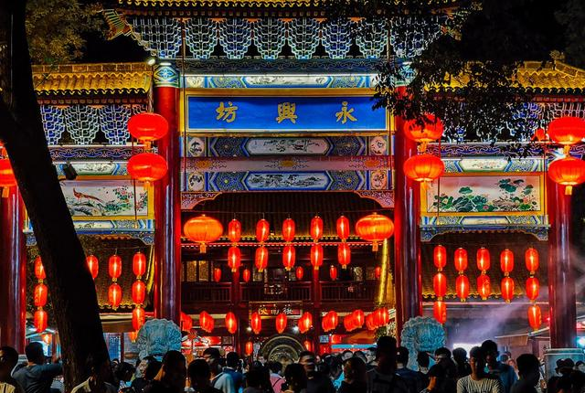 曾经因为摔碗酒变成网红的景区,摔碗酒“凉”了,景区却依然火爆|永兴坊|景区|回民街_新浪新闻