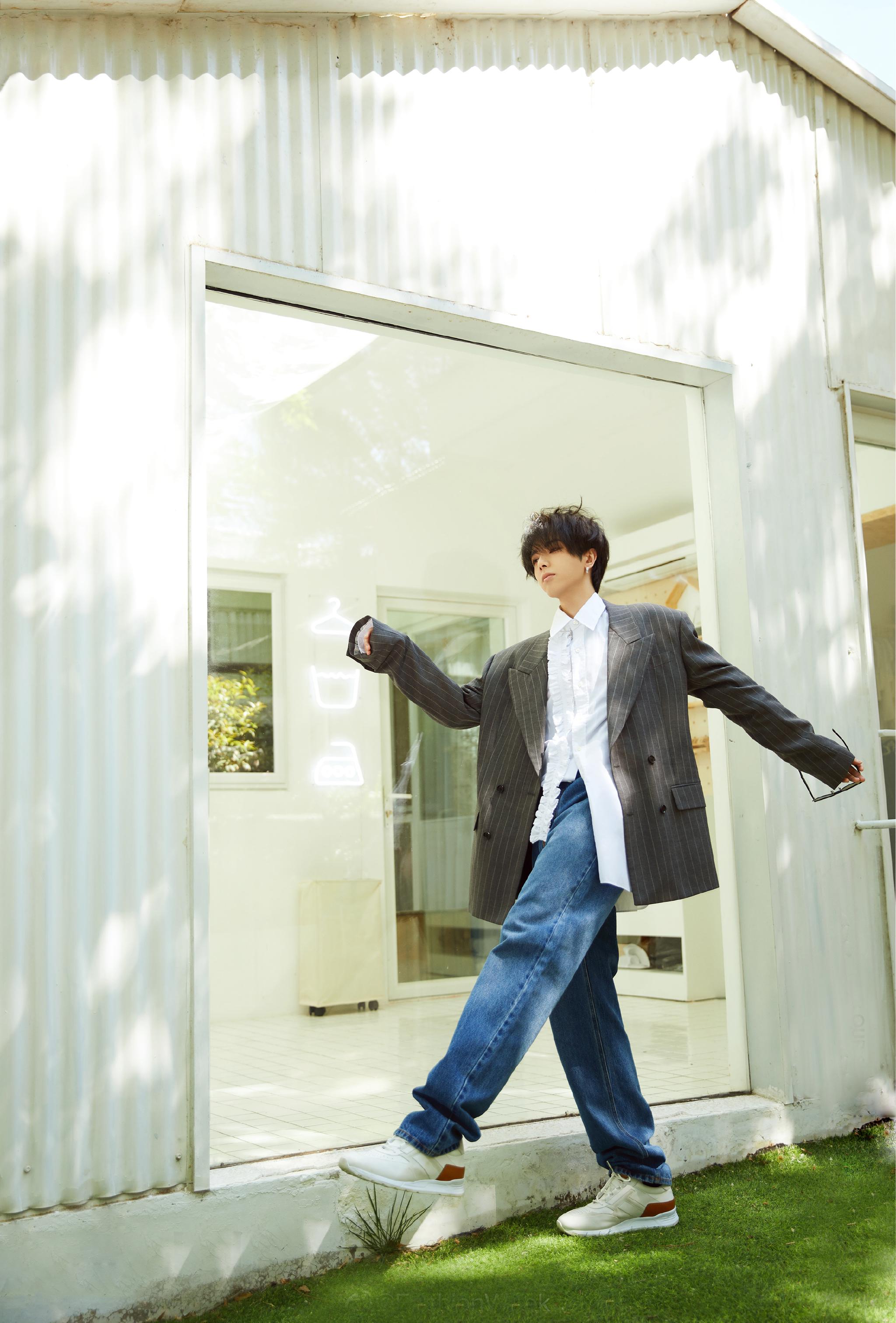 华晨宇街拍穿搭气质佳瘦身后简直是衣服架子