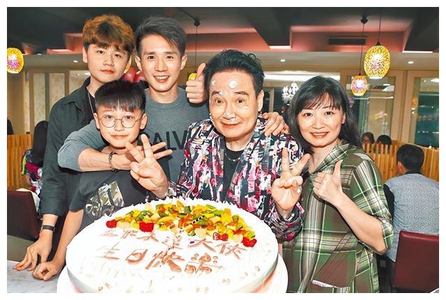孟飞与小20岁妻子秀恩爱70岁皮肤好显年轻砸重金做医美保养