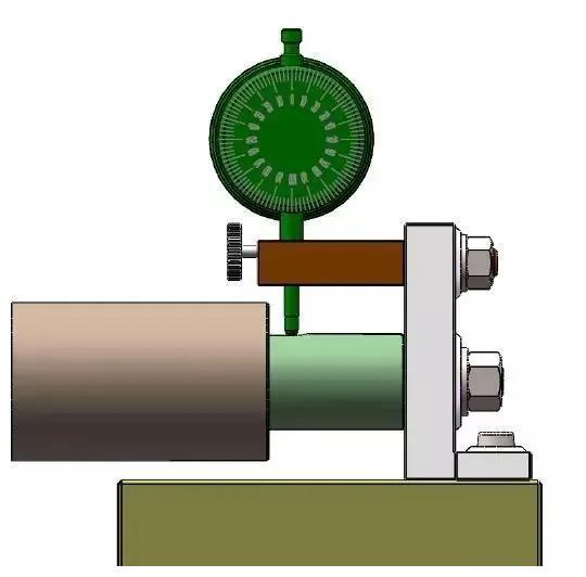 用手转动工件,由于杠杆两臂长度1:1,所以基准孔与被测孔的同轴度偏差