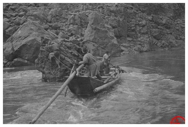 老照片清朝末年的长江纤夫都是穷人很可怜一松劲就遭鞭打