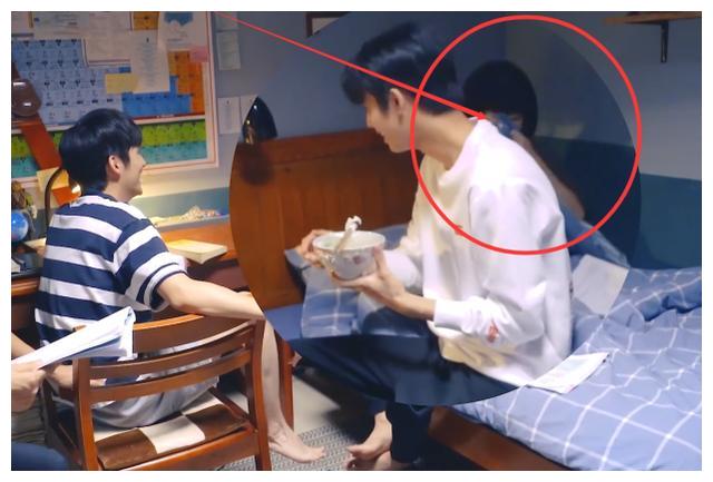 以家人之名:宋威龙将谭松韵从被窝拽起,谁注意手部动作?显修养