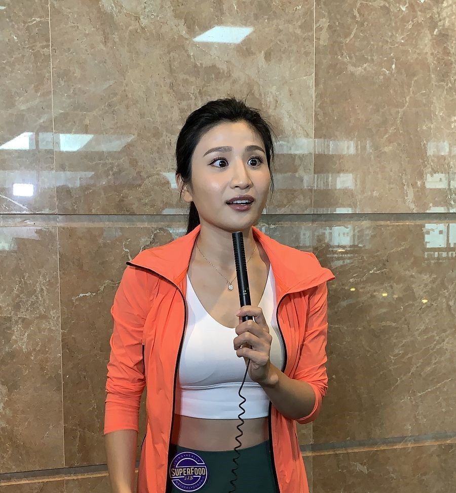 林芊妤穿健身衣秀马甲线,扎高马尾满满的少女气息摆pose大方任拍