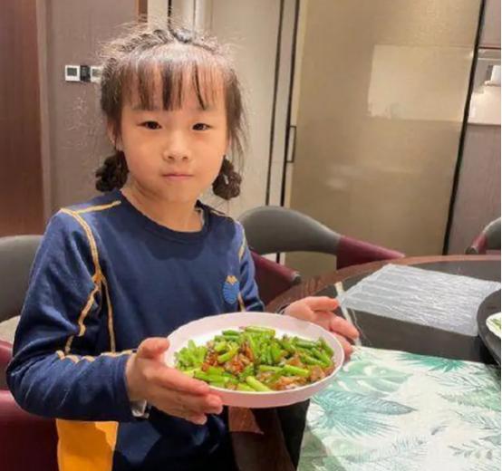 岳云鹏晒女儿近照7岁已会做菜网友和爸爸长得一模一样