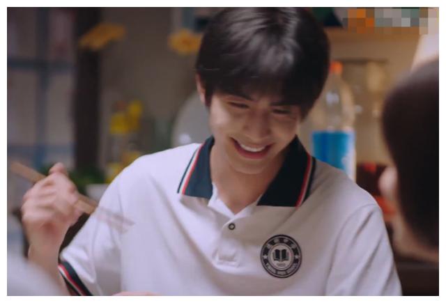 以家人之名:凌爸给尖尖夹青菜,她求助凌霄,谁注意凌霄的反应?