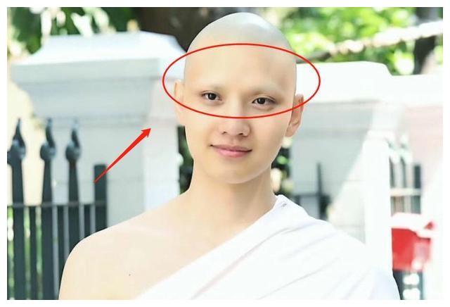 剃光头穿僧袍,连眉毛也都刮掉了