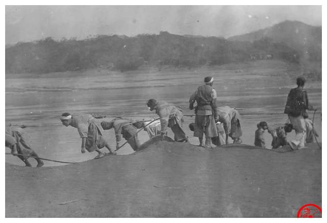 老照片清朝末年的长江纤夫都是穷人很可怜一松劲就遭鞭打