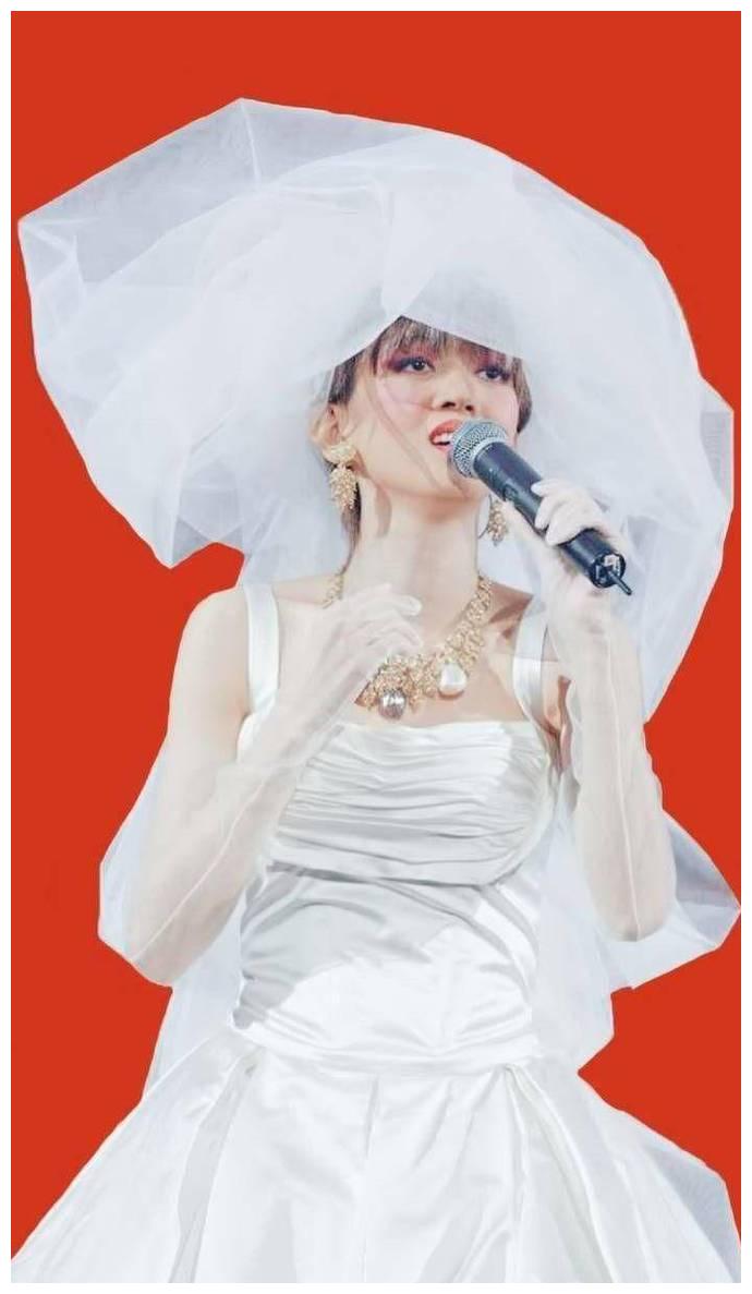 梅艳芳穿婚纱开告别演唱会,谁注意到婚纱里面这个东西,让人泪目