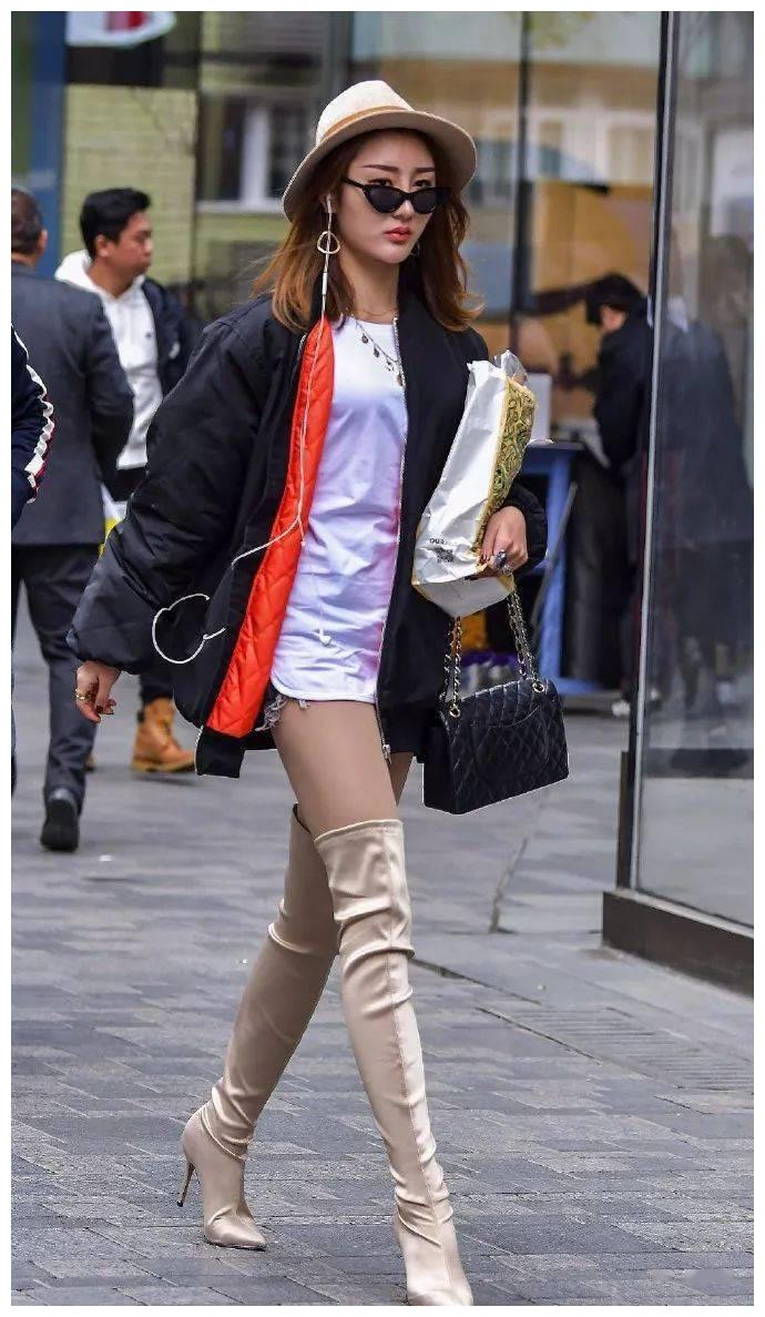 美女短裤搭配一双黑色的高跟长靴,搭配起来更加的有质感__财经头条