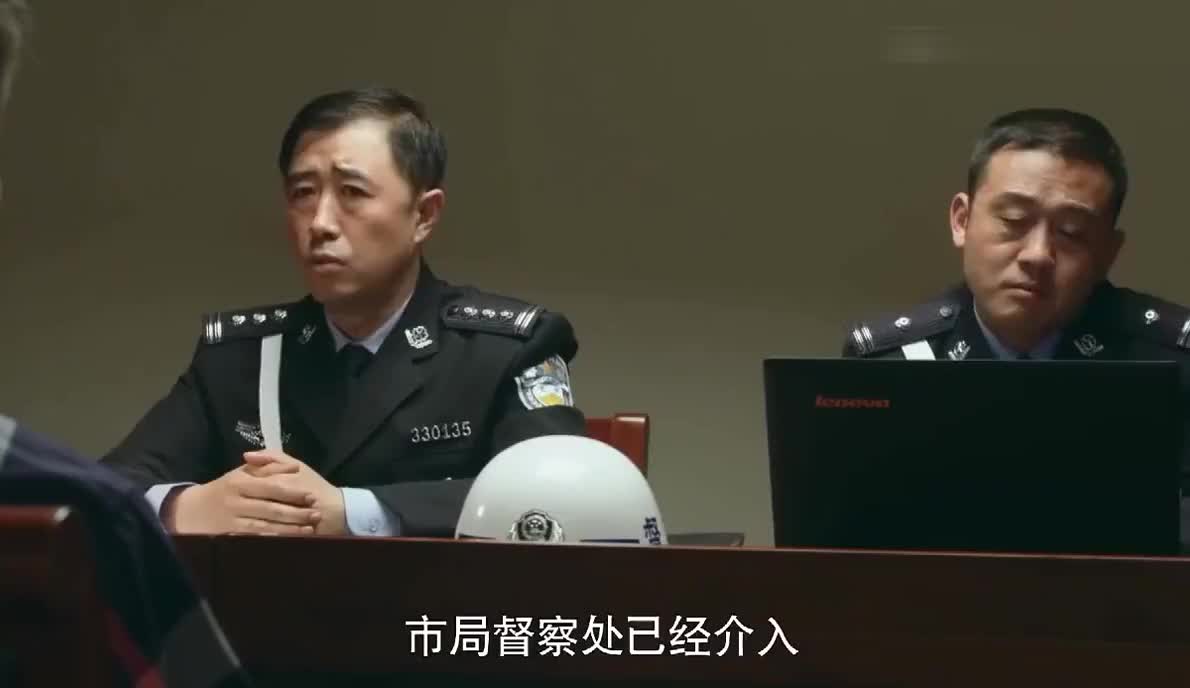 犯人畏罪自杀想把黑锅想扣简凡身上气得简凡连连顶撞督察