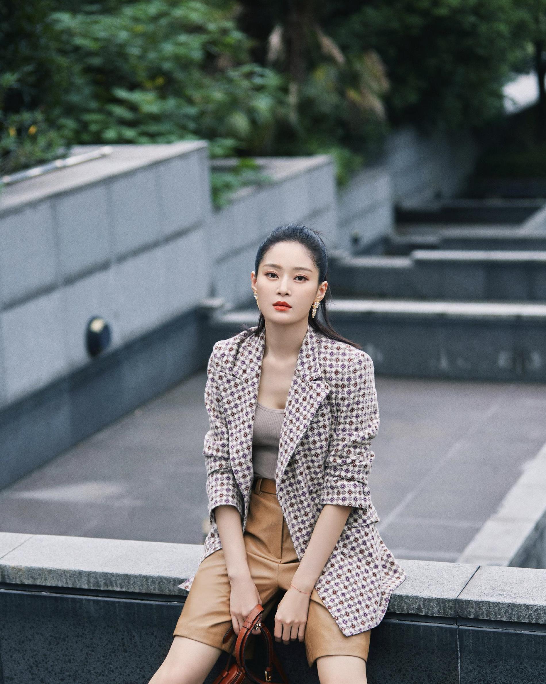 因《延禧宫略》声名大噪,王媛可剪去长发,外套短裤示范秋冬穿搭