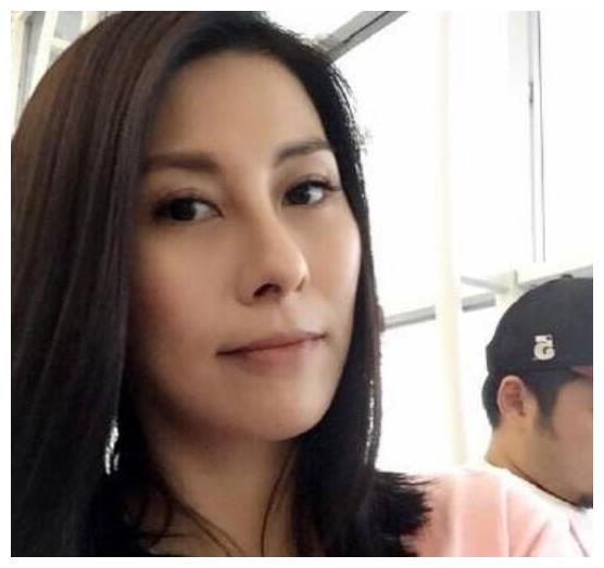 《古惑仔》里的美人,现已43岁,多年不见的她如何了?